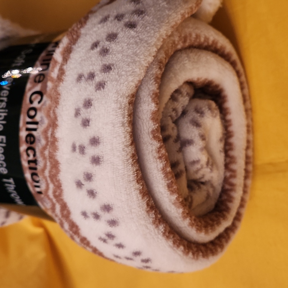 Reversible Fleece Throw - Picture 6 of 6